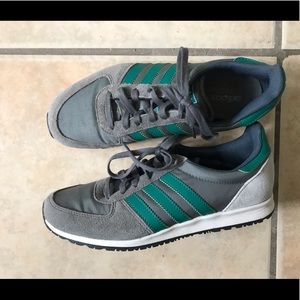 Adidas green casual shoes 6 men/7 women